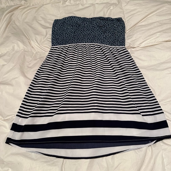 Cute summer dress 🌻 - Picture 2 of 3